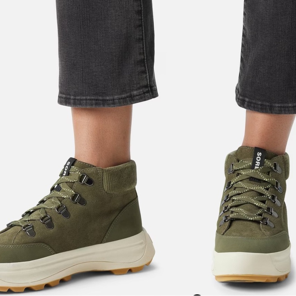 Nearly new Sorel, hunter green booties.